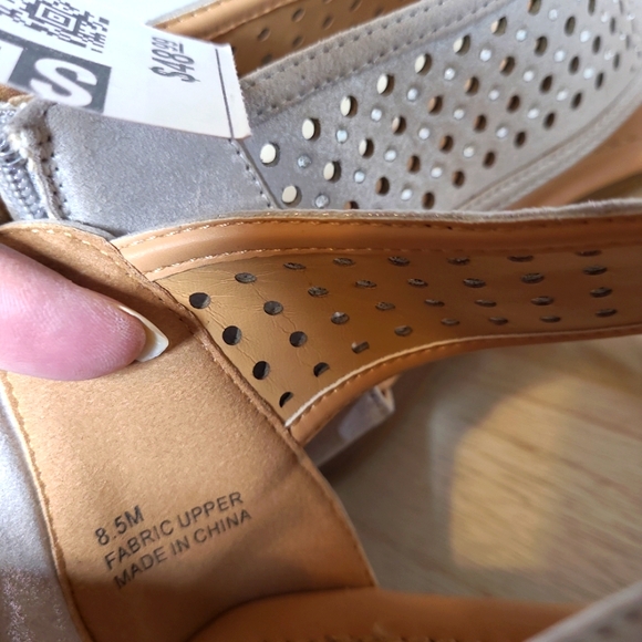 Women Moto Dolce Laser Cut Wedge Thong Sandals Back Zipper Rhinestones 8.5M Grey - Picture 5 of 11